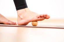 Lade das Bild in den Galerie-Viewer, Masszázs golyó - kőrisfa, 4 cm | rollholz