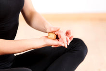 Lade das Bild in den Galerie-Viewer, Masszázs golyó - kőrisfa, 4 cm | rollholz