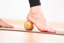 Lade das Bild in den Galerie-Viewer, Massageball - Walnuss, 7 cm | rollendes Holz