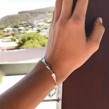 Lade das Bild in den Galerie-Viewer, Ruderarmband - kleines Paddel aus Federn | Strokeside-Designs