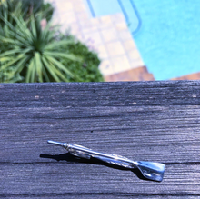 Load image into Gallery viewer, Evezős nyakkendőtű - Lapát | Strokeside Designs