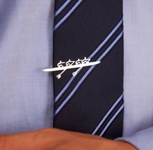 Kép betöltése a galériamegjelenítőbe: Evezős nyakkendőtű - Négyes | Strokeside Designs