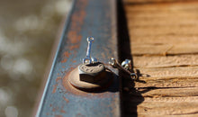 Kép betöltése a galériamegjelenítőbe: Evezős fülbevaló - tízes kulcs | Strokeside Designs