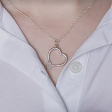 Kép betöltése a galériamegjelenítőbe: Teniszütő szívalakú medál | Strokeside Designs
