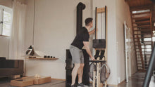 Videó betöltése és lejátszása a galériamegjelenítőben: WaterRower PowerPully Performance Evezőpad
